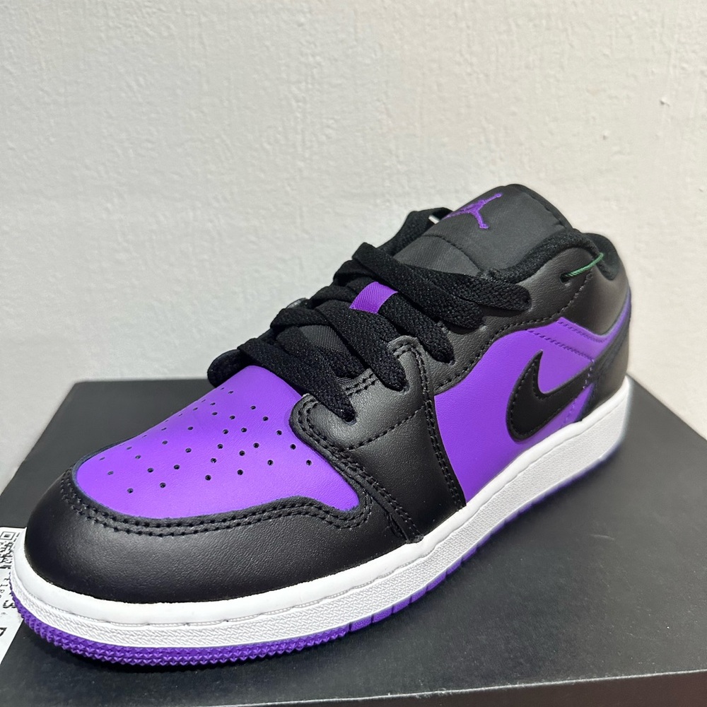 Air Jordan 1 Low Sneakers Venom Purple